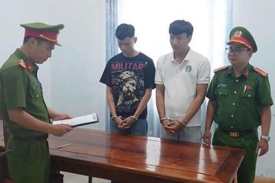 Khởi tố 2 'con nghiện'