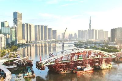 Lắp nhịp cầu đi bộ gần 1.000 tỷ đồng qua sông Sài Gòn