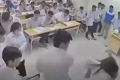 Bắt giữ khẩn cấp nam sinh tác động cô giáo ngay trong lớp học