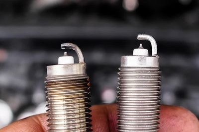 Đầu bugi trắng báo hiệu điều gì về xe của bạn