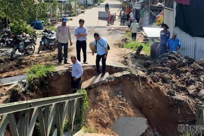 Vĩnh Long: Sập mố cầu Ông Cốm đang thi công, hiểm họa từ thói quen đi tắt vào đường cấm lưu thông