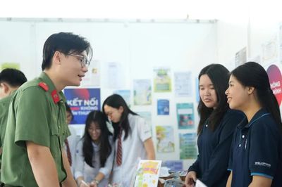 Cảnh giác những chiếc bẫy tội phạm giăng sẵn trên mạng, chờ trẻ em sập bẫy tò mò