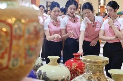 Thí sinh Hoa hậu Việt Nam khám phá điều chưa từng thấy ở xưởng gốm Chu Đậu
