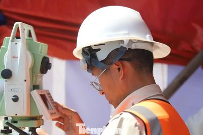 Kỹ sư nín thở căn chỉnh, ép vòm thép 3.400 tấn khớp từng li trên sông Sài Gòn