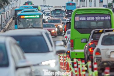 Cầu Thăng Long ùn tắc từ sáng đến đêm