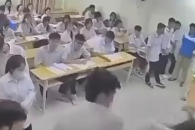 Nam sinh đánh cô giáo trên bục giảng ở Hà Nội bị bắt khẩn cấp về hành vi gì?