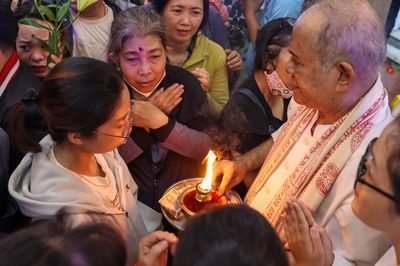 Người dân rước kiệu, xin lửa ngày vía Bà Mariamman ở trung tâm TPHCM