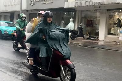 Thời tiết ngày 21/10: Mưa dông tiếp diễn ở Nam Bộ, biển động mạnh