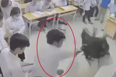 Tạm giữ nam sinh hành hung giáo viên ngay trên bục giảng
