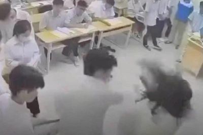 Khởi tố nam sinh hành hung nữ giáo viên ở Hà Nội