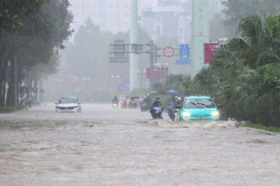 Nam Bộ và Lâm Đồng đón mưa lớn, cảnh báo loạt nguy cơ đáng lo ngại