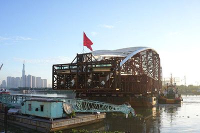 Hợp long cầu đi bộ bắc qua sông Sài Gòn