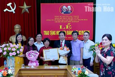 Trao Huy hiệu Đảng tặng 3 đảng viên tại phường Hạc Thành