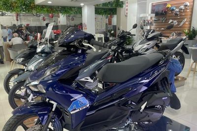 Hơn 2 triệu xe máy bán ra sau 9 tháng: Vì sao xe xăng vẫn 'vững chân' trước làn sóng điện hóa?