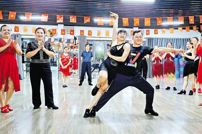 Bắc Ninh: Đôi vợ chồng gần 20 năm chung nhịp đam mê khiêu vũ