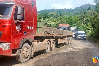 Xe chở quặng trên quốc lộ 14D phải trung chuyển từ xe 6 trục sang 3 trục
