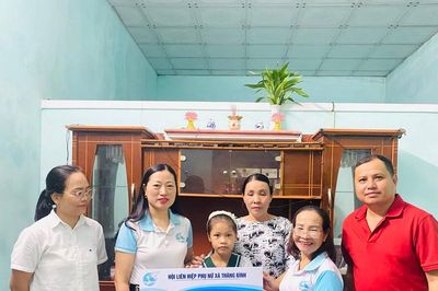 Phụ nữ xã Thăng Bình hỗ trợ 15 hộ xây dựng gia đình '5 không, 3 sạch, 3 an'