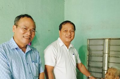 Lãnh đạo xã Quế Sơn Trung thăm, tặng quà người cao tuổi có hoàn cảnh khó khăn