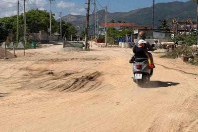 Khổ sở vì đường thi công dang dở
