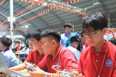 Học sinh Gia Lai làm chủ công nghệ từ sân chơi drone
