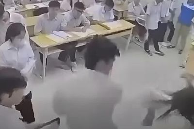 Vụ hành hung cô giáo ngay trên bục giảng ở Hà Nội: Khởi tố, tạm giam nam sinh lớp 12
