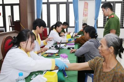 Lấy mẫu ADN thân nhân liệt sĩ phục vụ xác định danh tính hài cốt liệt sĩ tại khu vực phường Lào Cai
