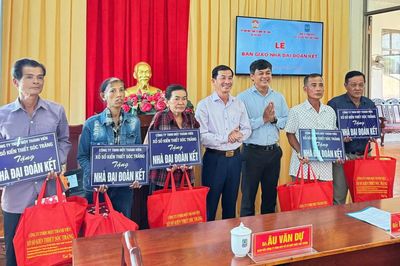 Nghĩa tình với người bán vé số dạo ở Cần Thơ