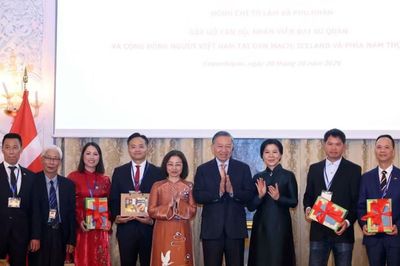 Luôn luôn gắn bó với cội nguồn dân tộc