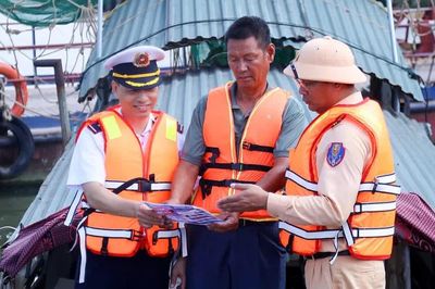 Ngăn chặn đánh bắt thủy sản bằng kích điện trên các tuyến sông của Thủ đô