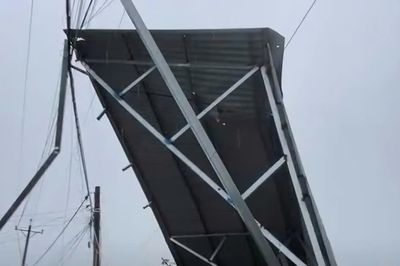 Lốc xoáy gây tốc mái nhiều nhà dân ở Lâm Đồng