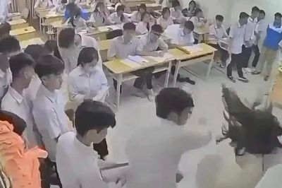 Khởi tố nam sinh hành hung giáo viên trên bục giảng tại Hà Nội