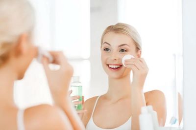 7 sai lầm khi dùng nước muối sinh lý rửa mặt khiến da dễ khô rát, kích ứng