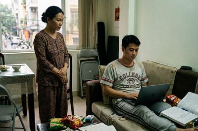 Chê việc 'không xứng với bằng cấp', em trai tôi 29 tuổi vẫn ăn bám gia đình