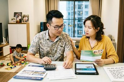 Nhận thưởng vì sinh hai con, mẹ trẻ vẫn canh cánh nỗi lo nuôi dạy