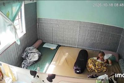 Clip anh 18 tháng tuổi lén thơm em bé 14 ngày tuổi khiến dân mạng 'tan chảy'