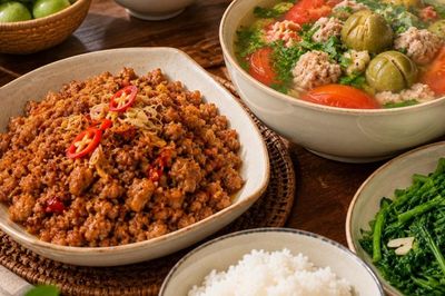 Trời nắng lười đi chợ, tôi lục tủ lạnh nấu đúng 2 món mà bố chồng tấm tắc khen ngon