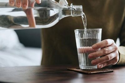 Uống mấy cốc nước mỗi ngày để kiểm soát huyết áp?