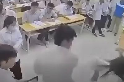 Khởi tố nam học sinh lớp 12 đánh cô giáo gãy xương cánh mũi