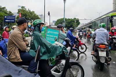Hà Nội đón mưa dông giải nhiệt nắng nóng dài ngày