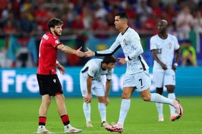 Ronaldo có hành động ấm áp gửi tới đàn em