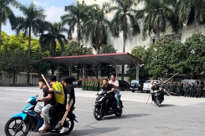 Xem Cảnh sát đặc nhiệm Hà Nội trấn áp nhóm 'quái xế' đường phố