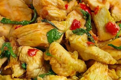 Chê suất cơm gà giá 260 baht, người đàn ông Thái Lan bị yêu cầu bồi thường 1 triệu baht