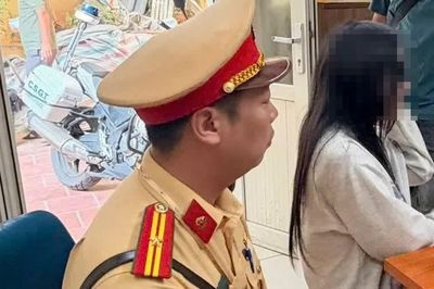 CSGT Hà Nội kịp thời can ngăn cô gái có ý định tiêu cực trên cầu Long Biên