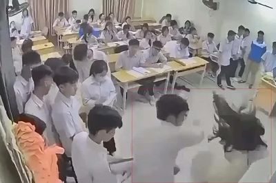 Hà Nội: Nam học sinh lớp 12 đánh cô giáo gãy mũi bị khởi tố
