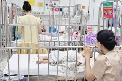 Bệnh viện nhi ở TP.HCM dồn dập tiếp nhận ca mắc bệnh hô hấp