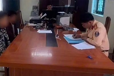 Xử lý 2 nam thanh niên buông 2 tay 'múa quạt' trên quốc lộ