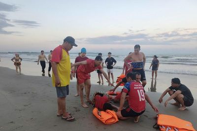 Quảng Ngãi: Cứu hộ kịp thời 2 sinh viên bị sóng cuốn khi tắm biển Mỹ Khê