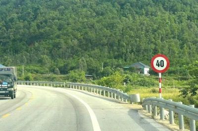 Đề nghị rà soát, dỡ biển 40km/h trên tuyến đường ven biển ở Nghệ An