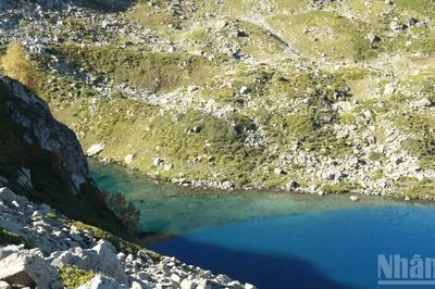 Hai hồ nước giữa núi rừng Kavkaz, miền nam nước Nga
