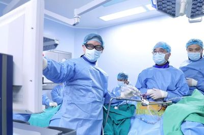 Lần đầu tiên tại Việt Nam phẫu thuật nắn chỉnh vẹo cột sống không ghép xương